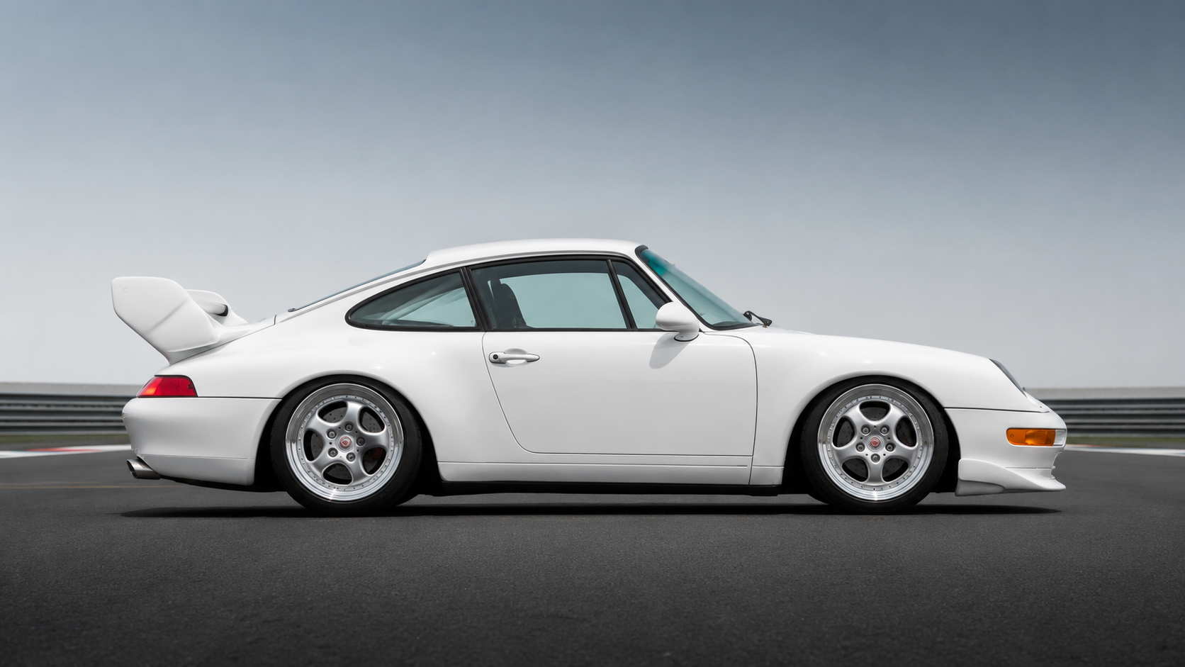White Porsche 911 Cup (993) in side profile